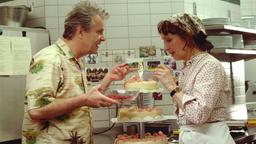 Koch Jockl (Peter Sattmann) und seine Partnerin Rosaria (Marlen Diekhoff) bereiten die Geburtstagstorte vor.