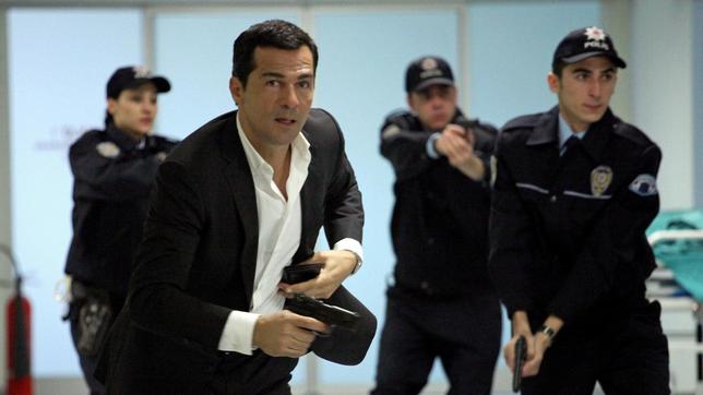 Kommissar Mehmet Özakin (Erol Sander) stürmt mit seinen Kollegen eine Klinik.