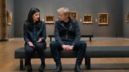 Kommissar Piet Van der Valk (Marc Warren) weiß, dass ihm Vineeta Rishi (Theresa Ramecker) etwas verheimlicht.