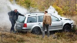 Koops (Aljoscha Stadelmann, li.) und Heiner (Moritz Fuhrmann) kommen bei dem Unfallwagen an.