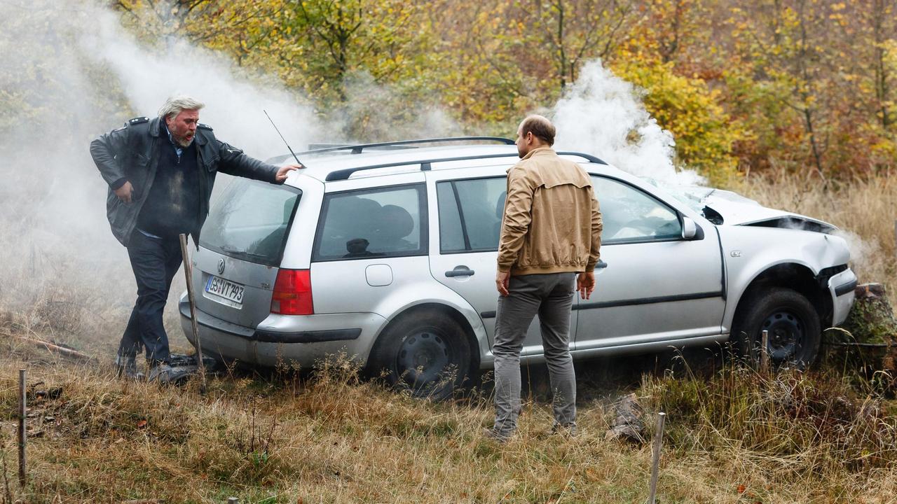 Koops (Aljoscha Stadelmann, li.) und Heiner (Moritz Fuhrmann) kommen bei dem Unfallwagen an.