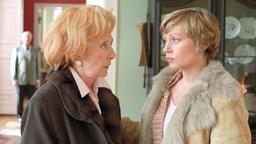 Lampenfieber: Maja (Jennifer Nitsch) muss ihrer Mutter Charlotte (Rosemarie Fendel) Mut zusprechen, denn im Hintergrund wartet der Mann ihres Lebens (Ernst Stankovski), den sie seit Jahrzehnten nicht gesehen hat.