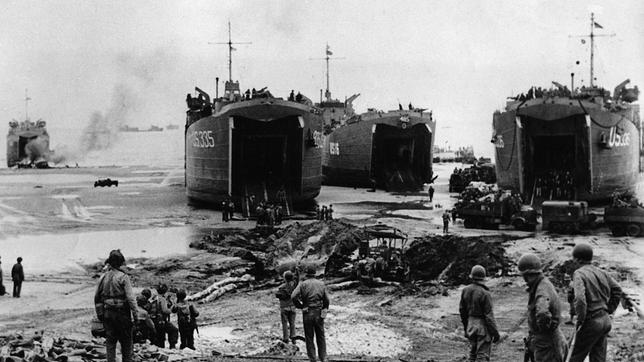 Landung in der Normandie am 6. Juni 1944 (D-Day). Pioniere der US-Armee und der US-Navy entladen Material am Strand von Omaha Beach.