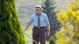 Langsam stößt Richard (Fritz Wepper) bei der Hotelarbeit, wozu auch die Pflege der Grünflächen gehört, an seine Grenzen.