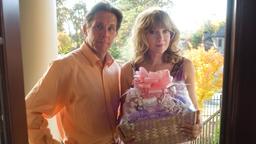 Larry (Gary Cole) und seine Frau Summer (Glenne Headly) bringen ihren neuen Nachbarn ein Willkommensgeschenk.