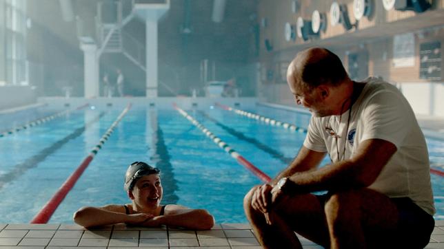 Liv (Sarah Rhodin, Mitte) möchte ihren Schwimmtrainer Martin (Per Graffman) beeindrucken.