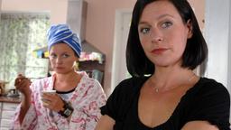 Luisa (Jule Ronstedt, re.) ist genervt, weil ihre Schwester Jenny (Jule Ronstedt) den Familienalltag durcheinander bringt.