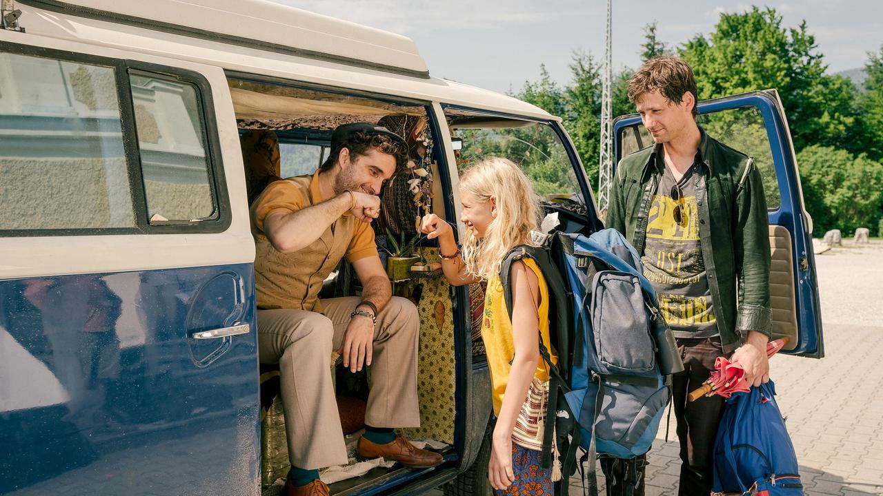 Luise (Mia Lohmann) verabschiedet sich von Freund Mo (Oliver Wnuk). Ihr Vater Jan (Florian Stetter) bringt sie in den Ferienhort.