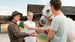 Maria Kaltenbach (Cornelia Froboess, li.) hat eine neue Mitarbeiterin, Isabell (Lili Epply). Sie ahnt nicht, dass die einen fiesen Plan hat.