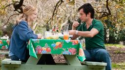 Marley (Kate Hudson) und Julian (Gael García Bernal) picknicken im Park.