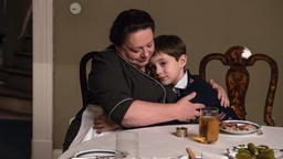 Martha (Martina Eitner-Acheampong) tröstet den kleinen Hubert (Lior Kudrjawizki), der seine Mutter vermisst, weil sie so viel arbeitet.