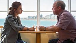 Michael (Peter Firth) und Rose (Molly Windsor) treffen sich an einem bedeutungsvollen Ort.