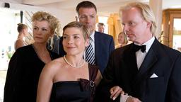 Millionär Benno (Uwe Steimle, re.), sein Freund Axel (Thomas Rühmann) und ihre Gattinnen Tanja (Claudia Schmutzler, vorne) und Simone (Anne Kasprik, li.) sind zum ersten Mal auf einer High-Society-Party zu Gast.
