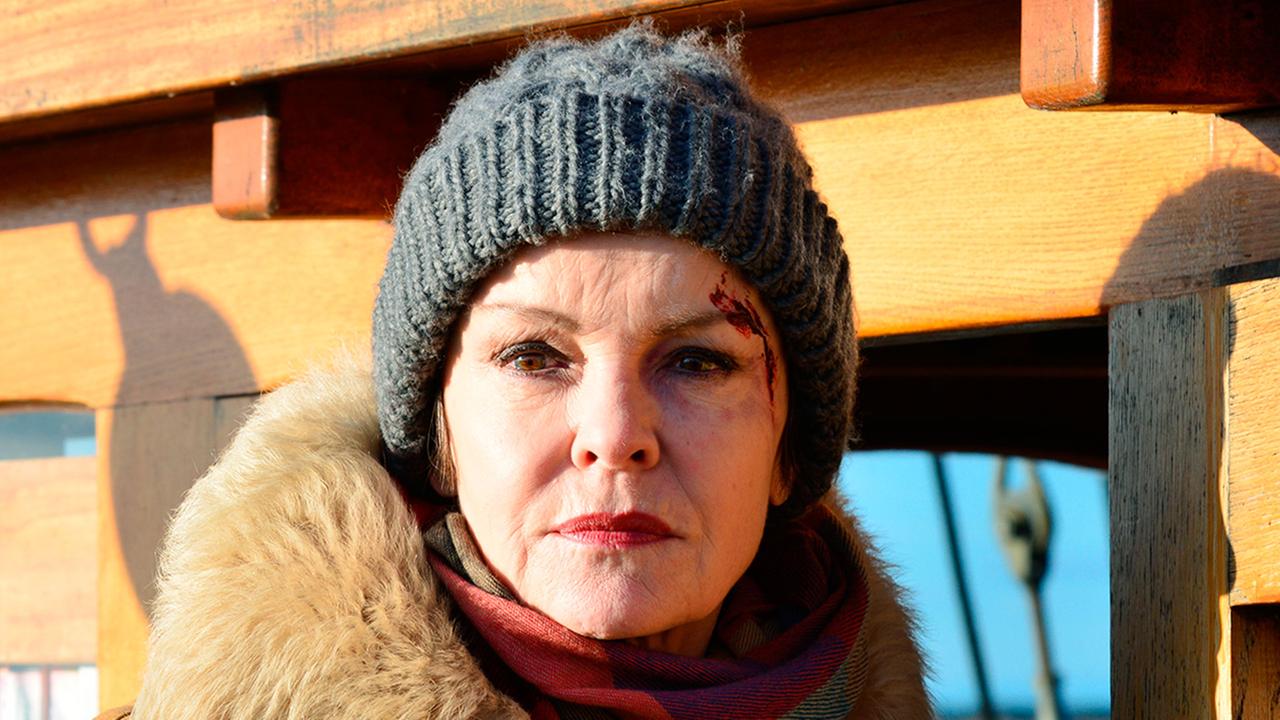 Mörderhus – Der Usedom-Krimi: Karin Lossow (Katrin Sass) blickt in die Ferne.