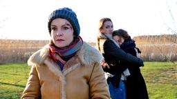 Mörderhus – Der Usedom-Krimi: Karin (Katrin Sass) mit Julia (Lisa Maria Potthoff) und Anke Krenzlin (Mathilde Bundschuh) am Tatort.