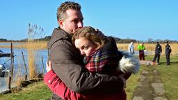 Mörderhus – Der Usedom-Krimi: Heiner (Dirk Borchardt) und Anke Krenzlin (Mathilde Bundschuh) trauern um den verstorbenen Sohn und Bruder Thomas.