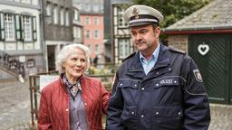 Mutter-Sohn-Gespräch: Polizist Volker Böhl (Tom Keune) und Martha (Marie Anne Fliegel) sprechen über ihre Pläne.