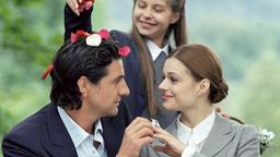 Niklas (Gregor Törzs) steckt seiner Freundin Nina (Suzan Anbeh) Plastikschmuck an den Finger, den die kleine Nichte India (Sahra Thonig, oben) für einen Verlobungsring hält und bereits die Hochzeitsglocken läuten hört.