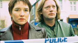 Rachel (Emily Woof) und Daniel (Douglas Henshall) beginnen zu ahnen, dass man ihnen nach dem Leben trachtet.