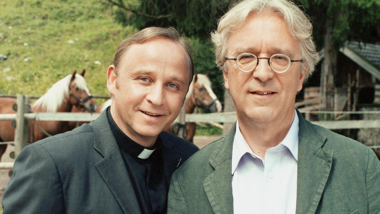 Rechtsanwalt Konrad Mair (Gerd Anthoff, re) und sein bester Freund Pfarrer Hubertus (Alexander Held).