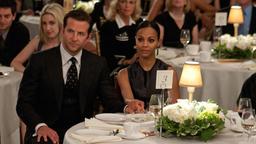 Rory Jansen (Bradley Cooper, 2. v. li.) und seine Ehefrau Dora (Zoé Saldana, 5. v. li.) sind gern gesehene Gäste.