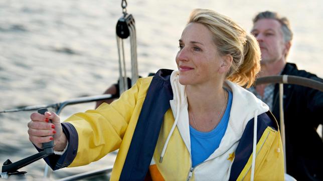 Rügenärztin Nora Kaminski (Tanja Wedhorn, li.) macht mit ihrem Freunden aus Studienzeiten und Peer Kaminski (Dirk Borchardt) einen Segeltörn.