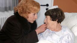 Rüstige Rentnerinnen: Charlotte von Wiesenthal (Rosemarie Fendel) besucht ihre treue Haushälterin Sophie (Christel Peters, re.) im Krankenhaus.