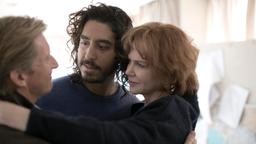 Saroo (Dev Patel, Mitte), John (David Wenham) und Sue (Nicole Kidman) sind eine Familie.