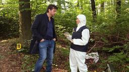 Sascha Bergmann (Hary Prinz)  und Eva Merz (Eva Herzig)  am Fundort der ersten Leiche