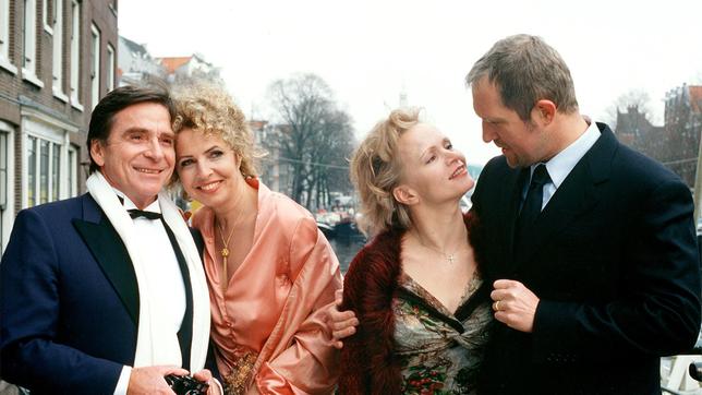 Seit 14 Jahren feiern Lukas (Harald Krassnitzer, re.) und Susanne (Renee Soutendijk, 2. v. re.) ihren Hochzeitstag gemeinsam mit Johnna (Michaela May, 2. v. li.) und Markus (Elmar Wepper).