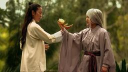 Sogar Kekse können Kung-Fu sein: Im Paralleluniversum ist Evelyn (Michelle Yeoh, li.) eine Kung-Fu-Meisterin, die durch ihre Fähigkeiten zu einer berühmten Schauspielerin wurde.