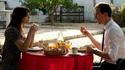 Soraia Rosada (Filipa Areosa) versucht Leander Lost (Jan Krauter) beim Frühstück näher zu kommen.