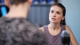 Stress im Fitnessstudio: Laura (Zoe Moore) ist überfordert.