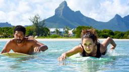 Surfen nach Dienstschluss: Ärztin Dr. Filipa Wagner (Anja Knauer) mit dem Barkeeper Mike (Tyron Ricketts).