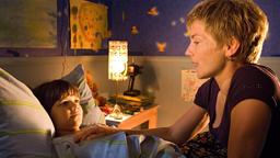 Tanja (Claudia Schmutzler) und der kleine Tommy (Adrian Frontzek) versuchen, das merkwürdige Verhalten ihres Ehemanns und Vaters zu verstehen.