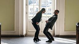 Tanzen gegen die Aufregung: Professor Pohl (Christoph Maria Herbst, re.) hat Naima (Nilam Farooq, li.) sein Geheimnis verraten.
