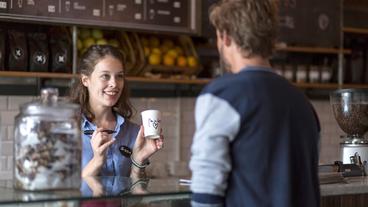 Tessa Norgren (Paula Beer) hat mit ihrer Mutter Lilian Norgren gebrochen und jobbt im Coffeeshop.