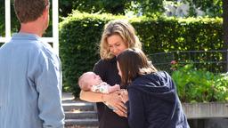 Toni (Leo Reisinger, li.) und Luise (Wolke Hegenbarth, Mitte) vereinen Mutter Charly (Michelle Barthel, re.) mit ihrem Kind.