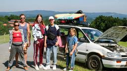 Urlaubsgäste aus Berlin: Janine Brieschke (Anna Thalbach, li.) mit ihren Kindern Mandy (Leni Erceg), Patrick (Emil Pai Pötschkle) und Tanja (Rebecca Kleineidam) sowie ihrem Lebensabschnittsgefährten „Zecke“ Axel (Gerdy Zint).