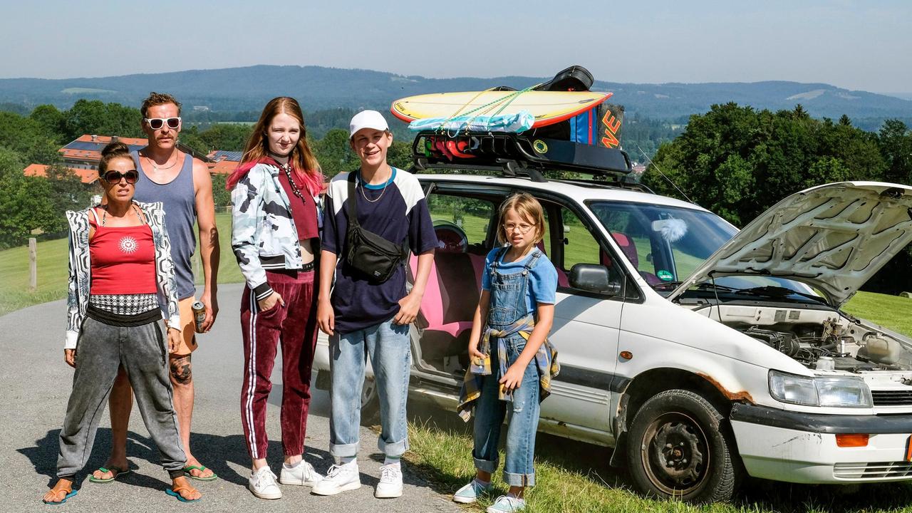 Urlaubsgäste aus Berlin: Janine Brieschke (Anna Thalbach, li.) mit ihren Kindern Mandy (Leni Erceg), Patrick (Emil Pai Pötschkle) und Tanja (Rebecca Kleineidam) sowie ihrem Lebensabschnittsgefährten „Zecke“ Axel (Gerdy Zint).