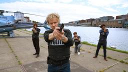 Van der Valk (Marc Warren, vorne), Lucienne (Maimie McCoy), Brad (Luke Allen-Gale, Mitte) und Job (Elliot Barnes Worrell, re.) treiben den Unbekannten in die Enge.