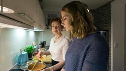 Vera Holzner (Renate Krößner) und ihre Tochter Susanne (Cornelia Ivancan) bereiten das Essen vor.