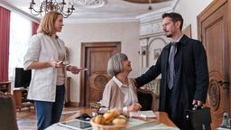 Vicky (Jessica Ginkel, li.) triff beim Hausbesuch bei Frau Stanek (Doris Plenert, Mitte) auf Sohn Peter Stanek (Michael Baral).