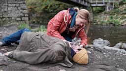 Vicky (Jessica Ginkel) versorgt den ohnmächtigen Bernd Wachler (Christoph Bach).