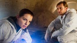 Viola Delbrück (Yvonne Catterfeld) und Uli "Jakob" Böhme (Jan Dose) untersuchen den Tatort.