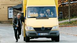 Vorsicht Scharfschütze! Koops (Aljoscha Stadelmann) sucht Deckung neben Heiners (Moritz Führmann) Postauto.