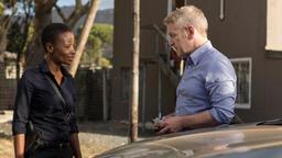 Wallander (Kenneth Branagh) und seine Kapstädter Kollegin Grace Mthembu (Bonnie Mbuli) ermitteln gemeinsam im Fall einer verschwundenen Frau.