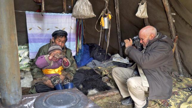 Was bedeutet es, dieser Mensch zu sein – in diesem Umfeld, unter diesen Bedingungen? Um Antworten zu finden, begibt sich der preisgekrönte Fotograf Steve McCurry in den Alltag der Menschen, hier bei einer mongolischen Familie.