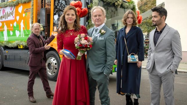 Werner und Gabi heiraten endlich! V. li. n. re.: Rüdiger Dorn (Rainer Strecker), Gabi (Adelheid Kleineidam), Werner (Uwe Ochsenknecht), Annika (Laura Louisa Garde) und Tarik (Aram Arami)