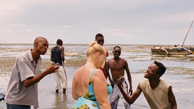 Wie im Paradies: Im Kenia-Urlaub ist Teresa (Margarethe Tiesel) plötzlich umschwärmt.